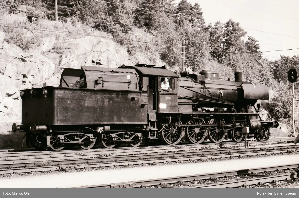 Damplokomotiv type 30a nr. 274 på Neslandsvatn stasjon. klar til å trekke tog til Kragerø