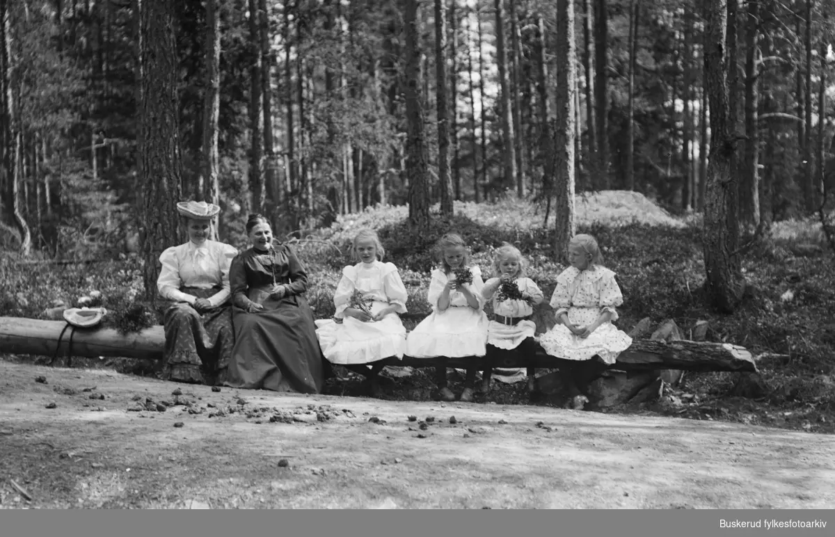 Piknik i det grønne.  Familie  til dyrlege Løken fra Kongsberg. Kona Lilli Nikoline med barna Johanne Marie, Charlotte og Arna