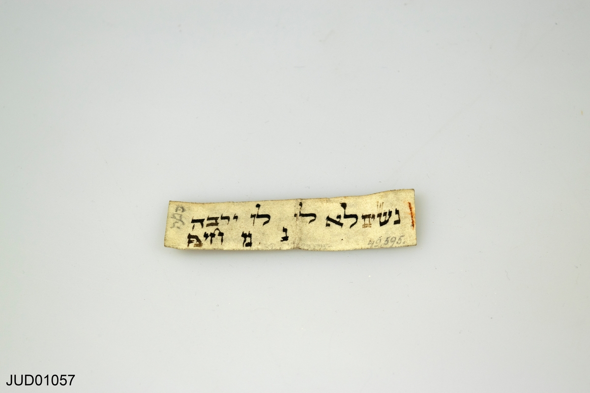 Liten remsa med hebreisk text.