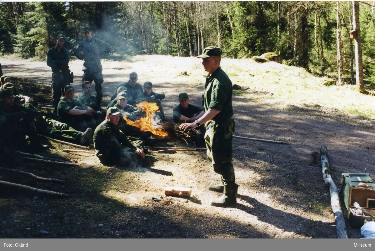 Värnpliktiga Ing 2, som har utbildning i att göra upp eld utan tändstickor. Instruktör Johan Lindkvist.