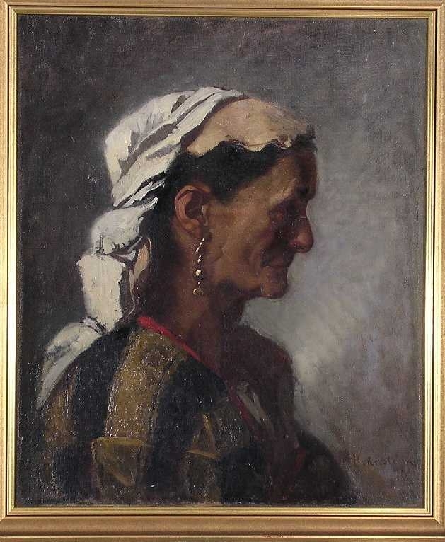 Bröstbild, högerprofil av gammal kvinna mot nyansrik gråbrun bakgrund, ljusare till höger. Hon bär ett gulvitt huckle och örhängen i guld samt en svart-brunrandig dräkt med röd rand vid halsen.