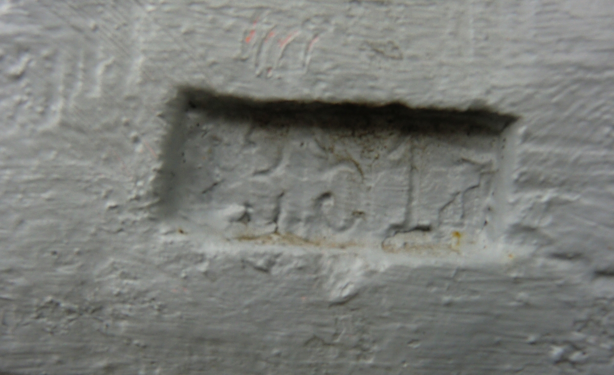 Stenkross av gråmålat järn, av typen pendelkross, med fyra rödmålade järnhjul.  

Modell: 2B nr 1351