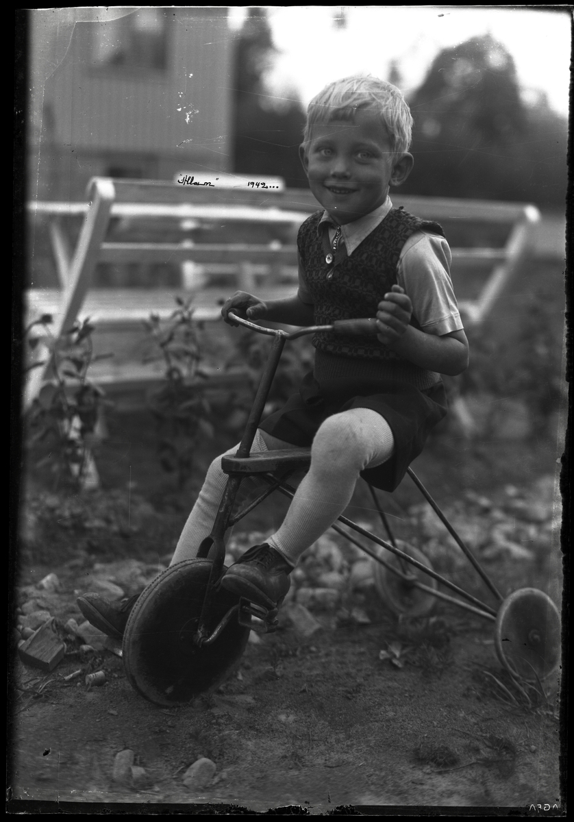 Pojke på trehjuling