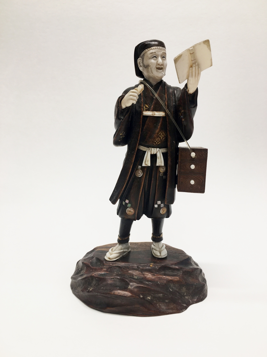 Figurin förställande en japansk brevbärare. Kopia av 1800-talsfigurin enligt notering på undersidan.