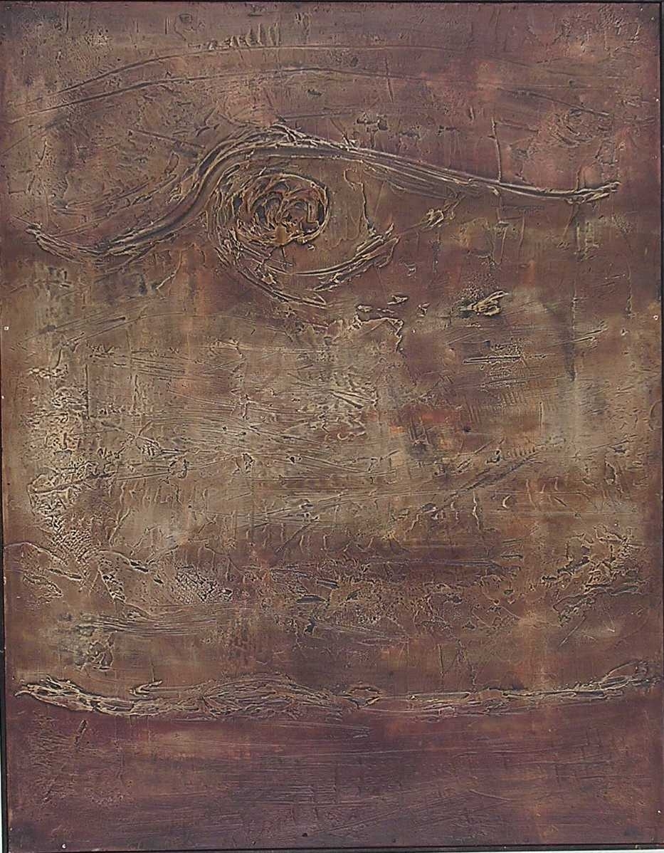 Ytan är täckt med gips som målats i bruna nyanser. Ytan har viss reliefkaraktär och tecken; en spiral-eller vågform strax över mitten dominerar.