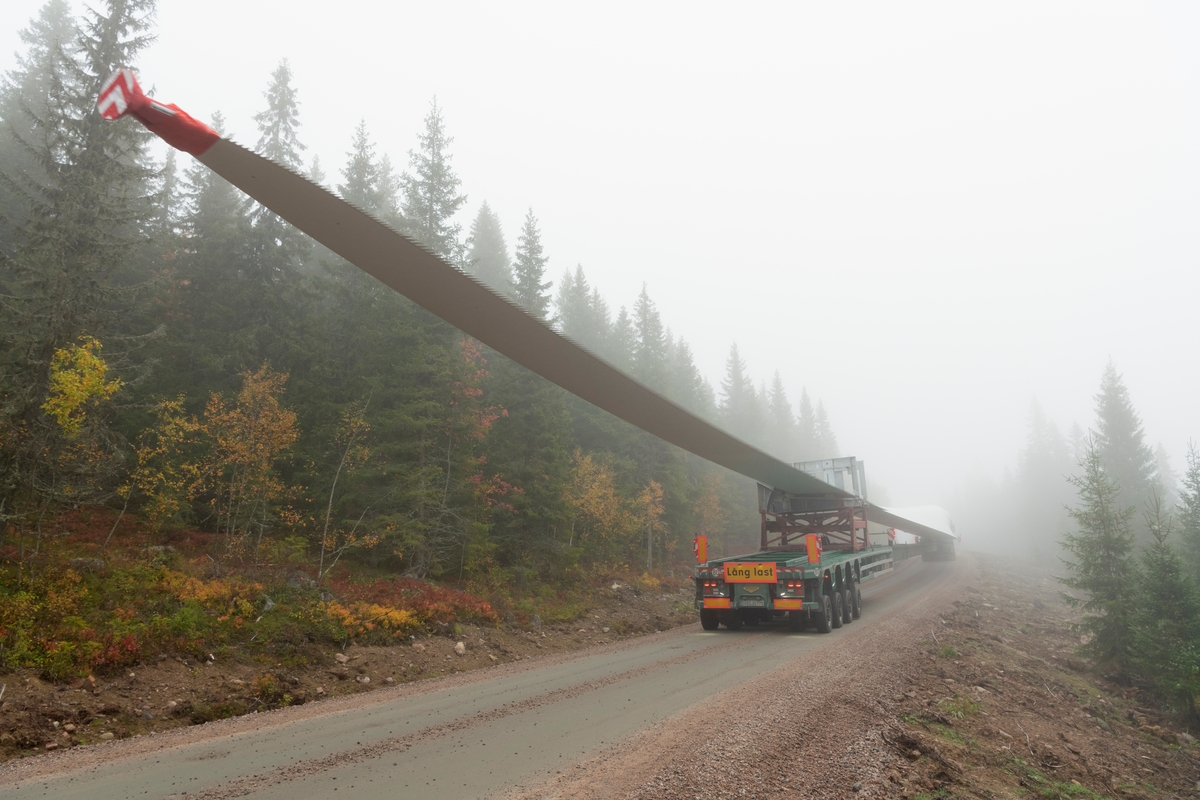 Anleggsarbeid ved  Kjølberget vindkraftverk i Våler kommune, Innlandet. Transport av et rotorblad som skal bli en del av en vindturbin. Bildet er tatt ved anleggsveien rett vest for anlegget. Bygging av vindkraftverk på Finnskogen, Hedmark.