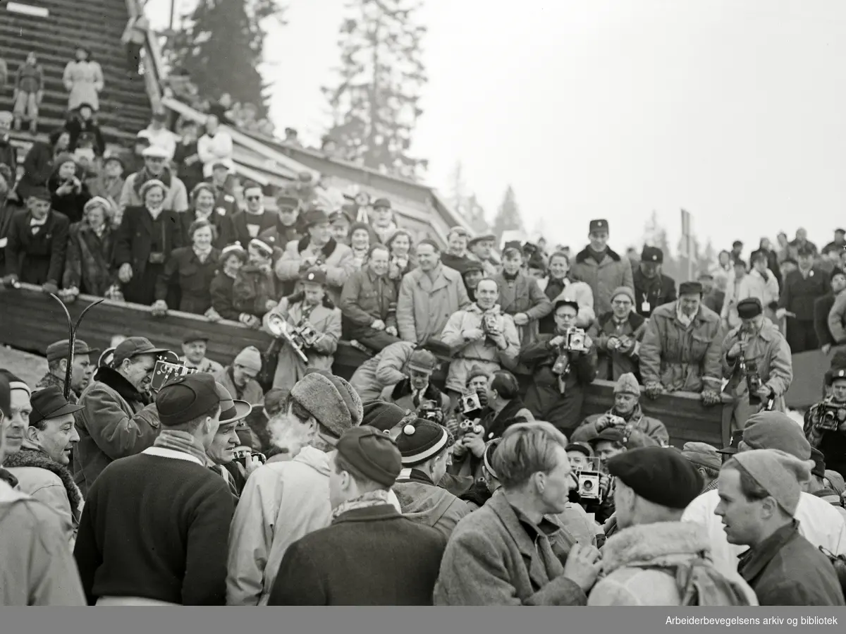 De sjette olympiske vinterlekene i Oslo, 14.-25. februar 1952. Fotografer og pressefolk i arbeid.