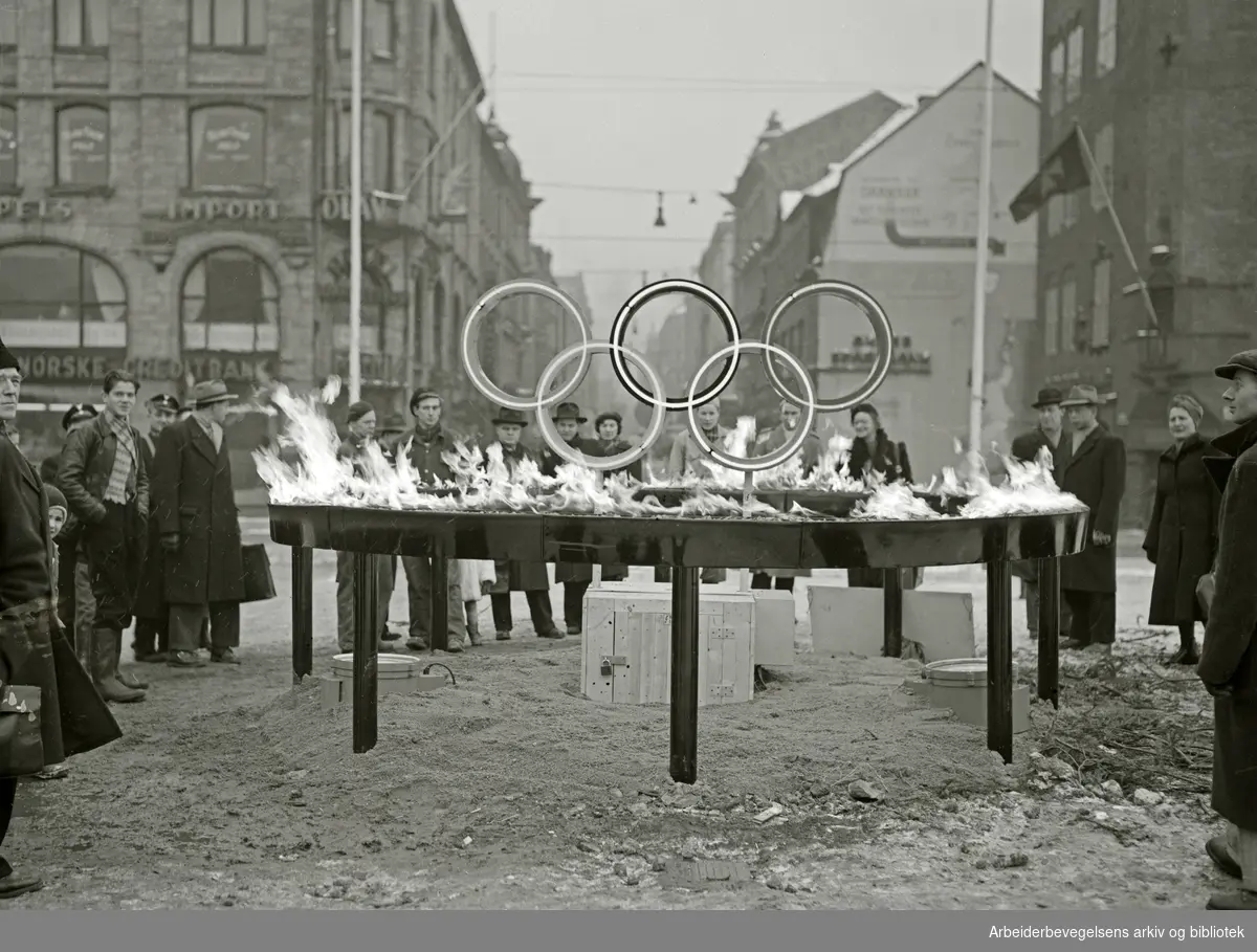 Vinter-OL 1952. De sjette olympiske vinterleker, arrangert i Oslo, 14.-25. februar 1952. De olympiske ringene på Jernbanetorget.