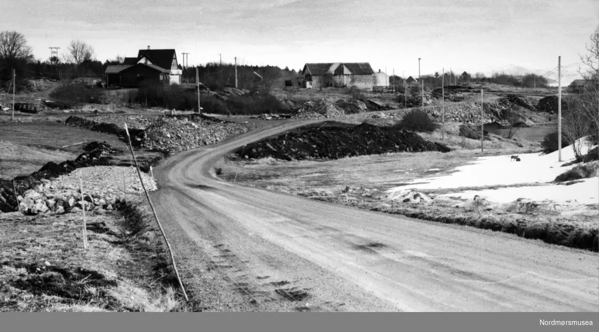 Vegbygging Smøla, til Dampleia. Bildet er fra avisa Tidens Krav sitt arkiv i tidsrommet 1970-1994. Nå i Nordmøre museums fotosamling.