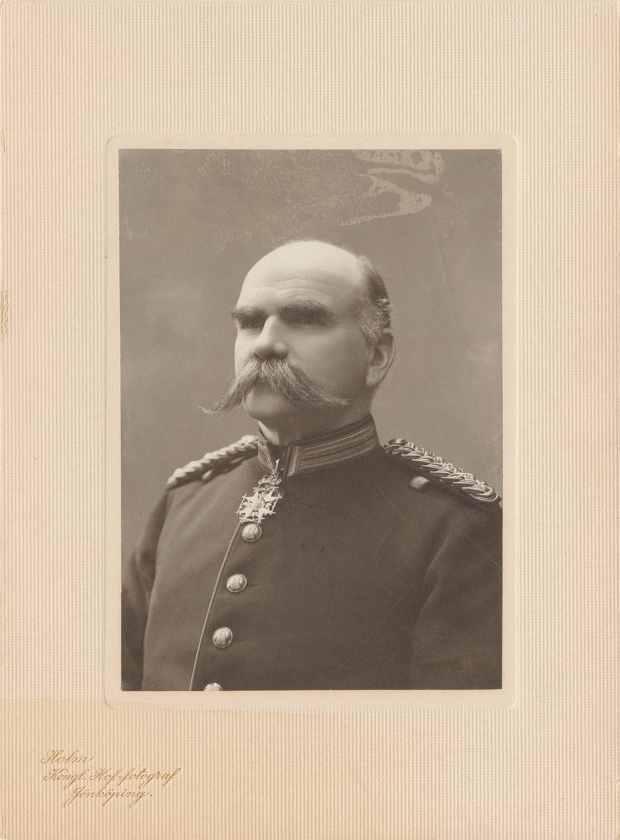 Porträtt av Otto Ewert Mauritz Wolffelt, kapten vid Jönköpings regemente I 12.

Se även bild AMA.0009382.