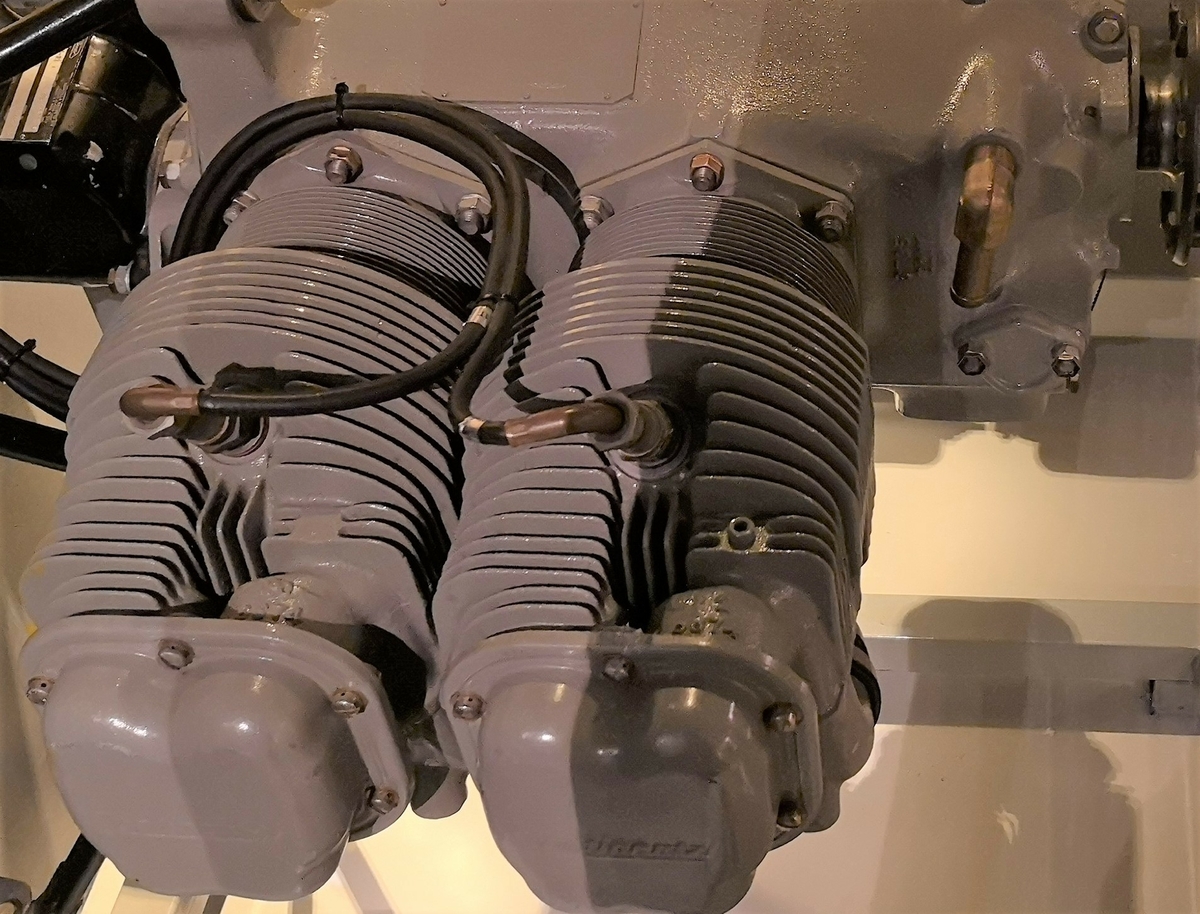 Boxer/Stempelmotor på 90 hk. 4 sylindre, 3,28 liter, 2475 rpm.
