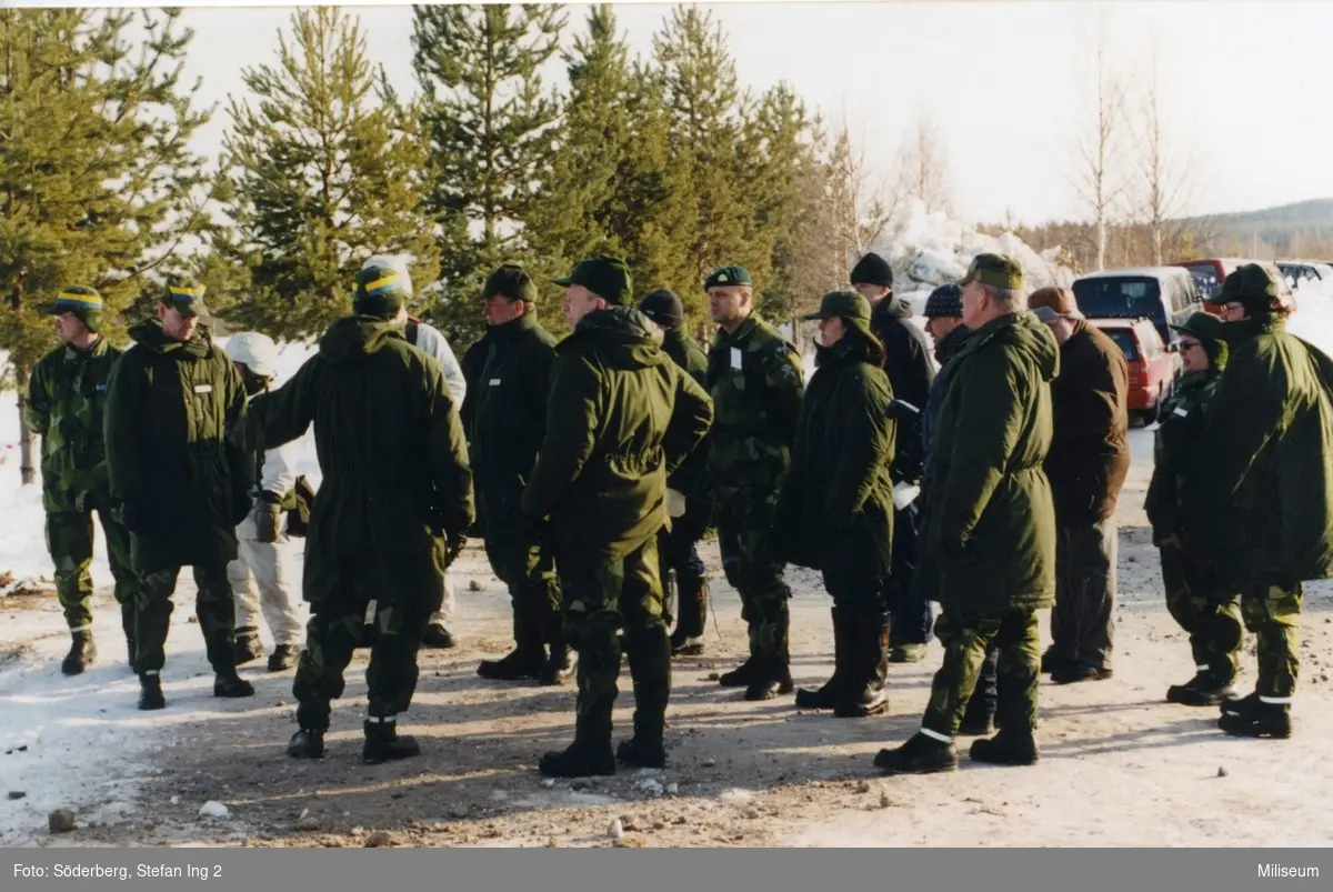 Försvarsminister Björn von Sydow besöker övningen "Snöstorm" 2001.