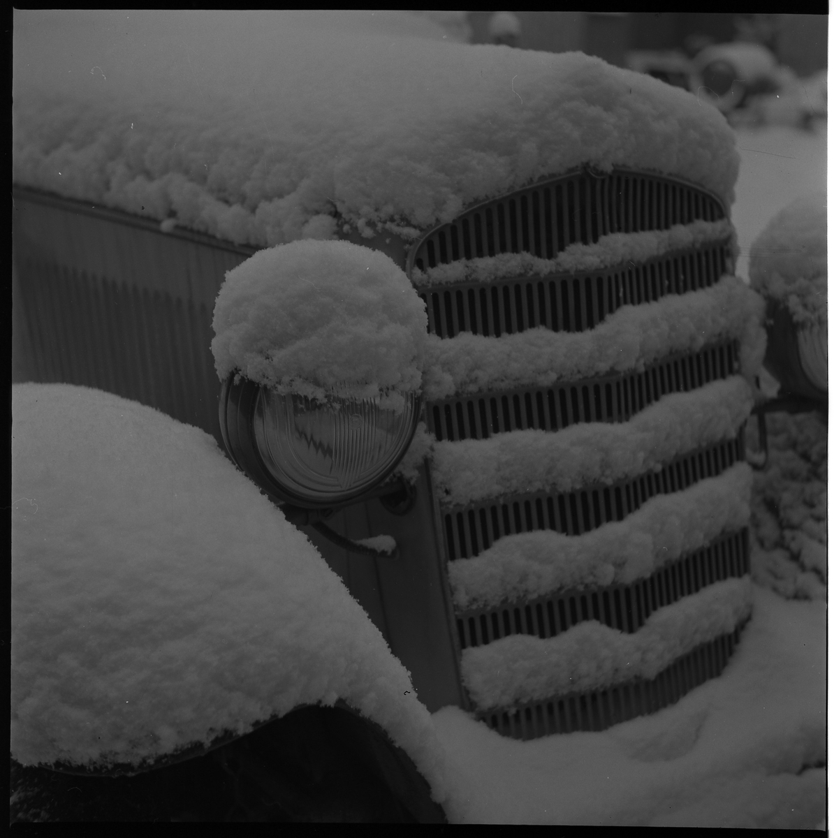 Bil på gård i kv Jägaren. Januari 1950