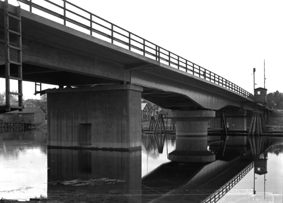 Svängbro över Nilsbysundet mellan Nedre Fryken och Mellanfryken; underifrån med fundament.Fotografens ant: Ing. Emanuelsson Fagerås.