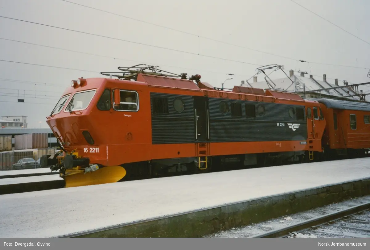 Elektrisk lokomotiv El 16 2211 med persontog til Oslo på Bergen stasjon. Lokomotivet er nyrevidert etter avsporingen i Sangelia 1.5.1994, der fotografen var lokomotivfører