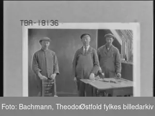 Takreparasjon på Bachmanns atelier i Torvgården i Gudes gate i Moss 1927. I fotografens protokoll notert som: "Atelieret taket reparation. 3 arbeidere."