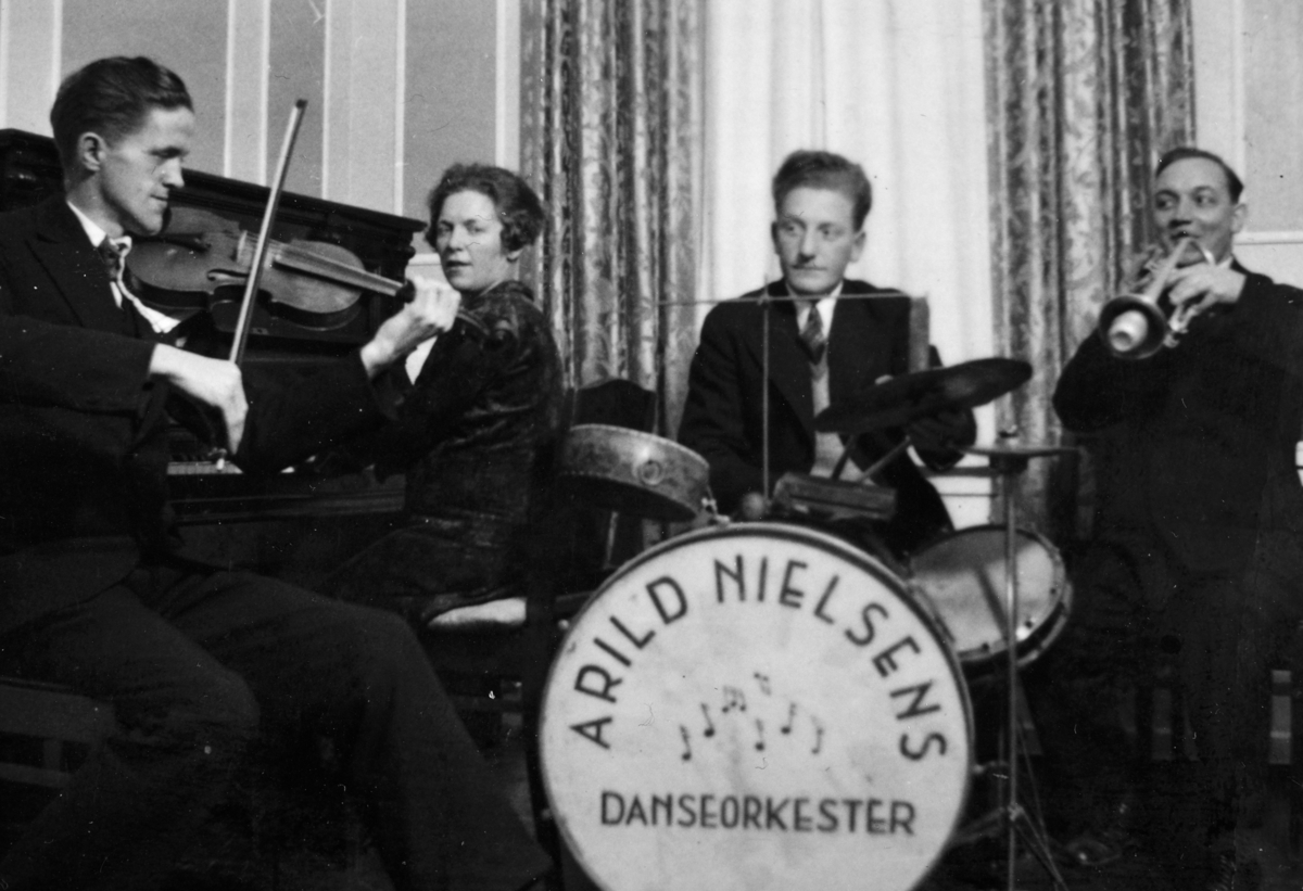 Arild Nielsens Danseorkester. F.v. Arild Nielsen, Martha Nielsen, Thor Monsen, Halvdan Hansen. 1930-årene. Musikk, instrumenter.