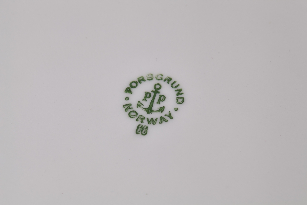 Asjett til kaffeservise i tykt porselen - 12-kantet. Med logoen til Norske kvinners sanitetsforening.  Med tilhørende kopp og skål, TM-16059. 