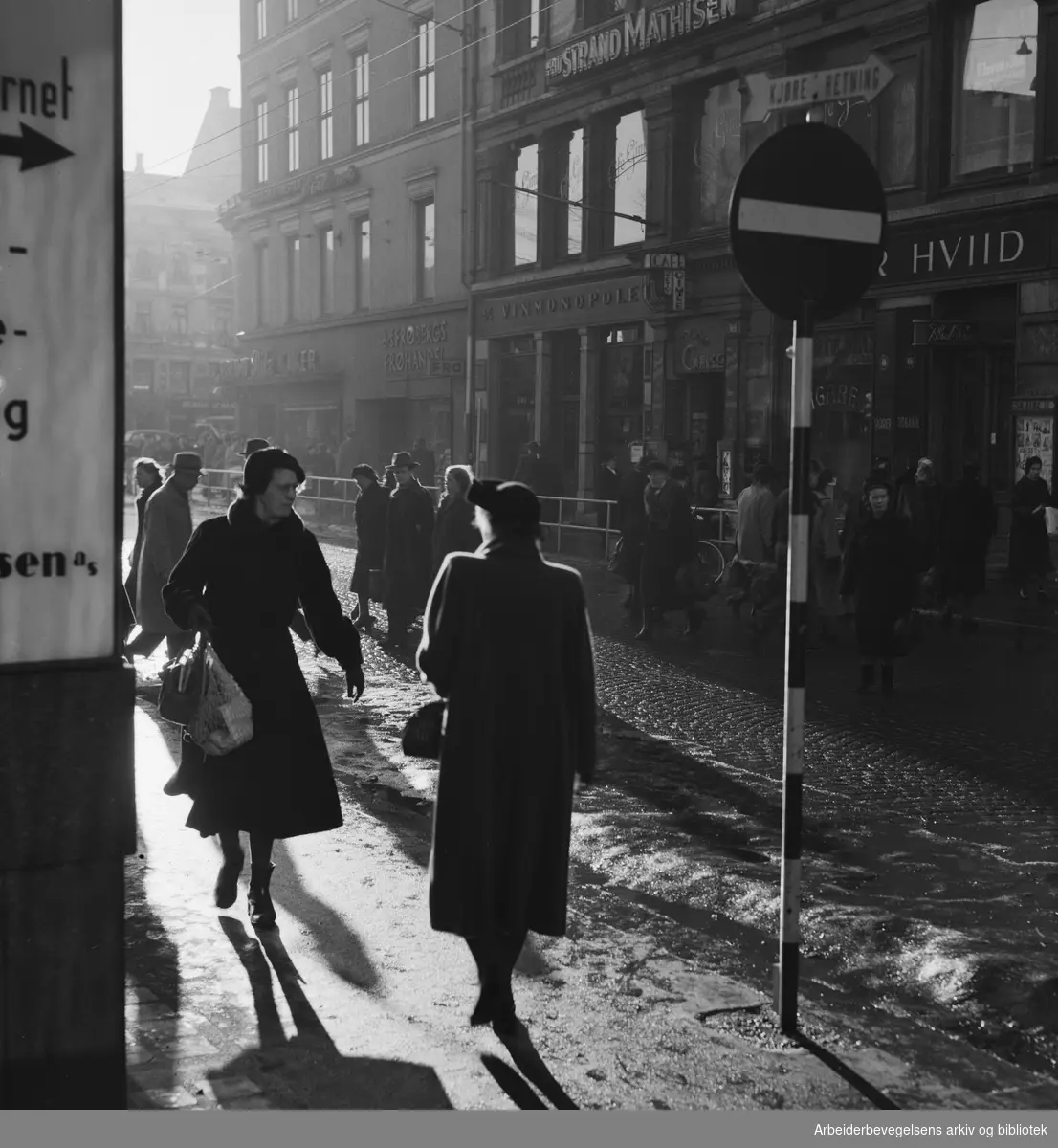 Fotgjengere i Torggata, like ved Stortorvet i Oslo. Februar 1953.