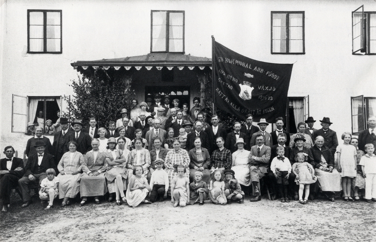 Kommunalarbetarförbundets avdelning 110 i Växjö, vid en fest på Nöbbele gästgivaregård, 1924.