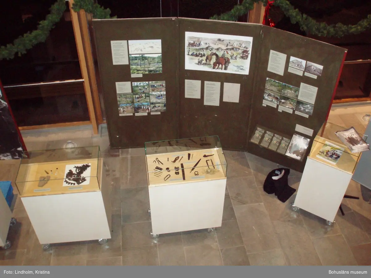Tillfällig utställning om resandeboplatsen Snarsmon, producerad av Bohusläns museum 2006. Utställningen visades under 2007 även på kommunhuset i Tanumshede, Halden historiske samlinger i Halden och stadsbiblioteket i Linköping. Fotot visar när den stod uppställd i Linköping.