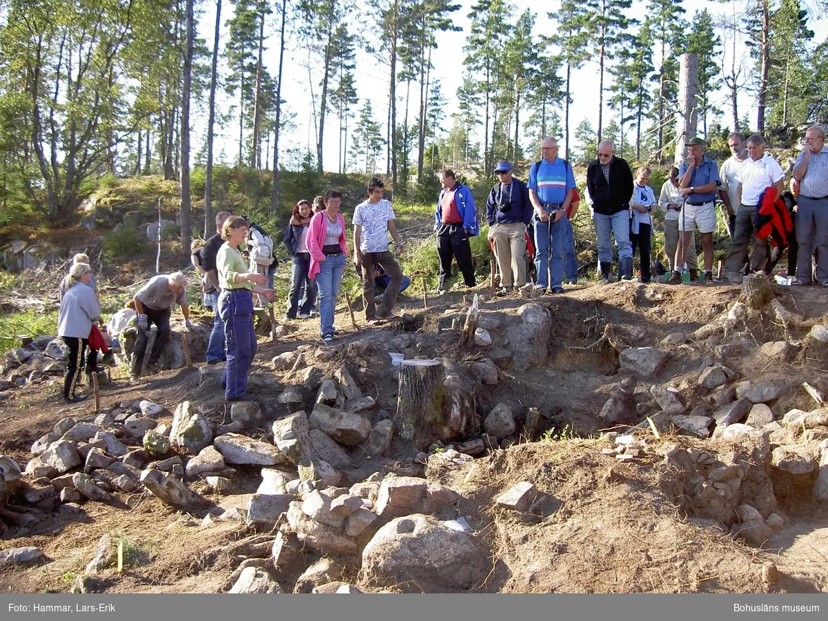 Visning av husgrunder resandeboplatsen Snarsmon i samband med utgrvning 2004.