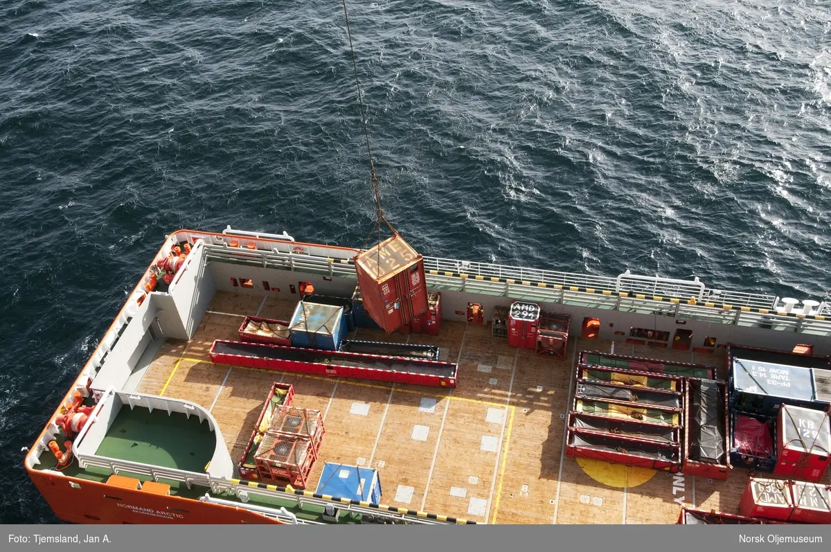 Forsyningsfartøyet Normand Arctic ligger ved Stafjord A for lasting og lossing.