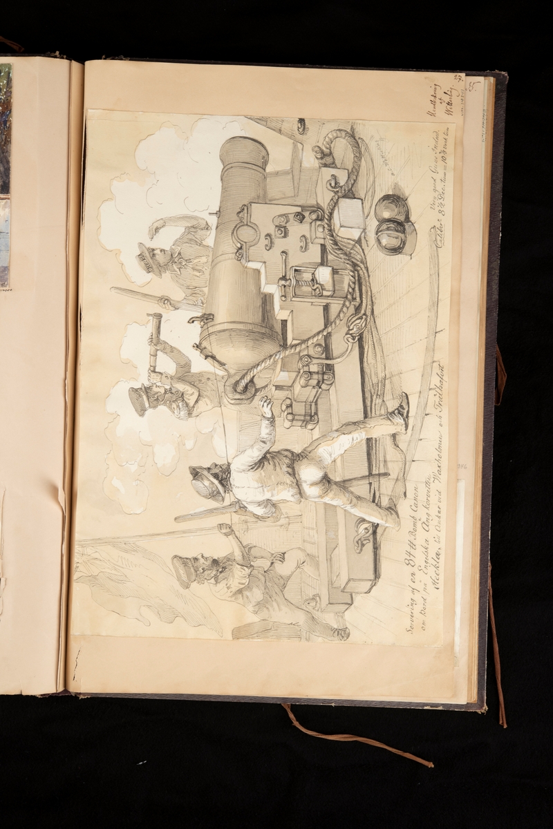 Teckningen visar fyra personer vid en kanon, en av personerna drar i ett snöre till avtryckaren och en officer blickar framåt.