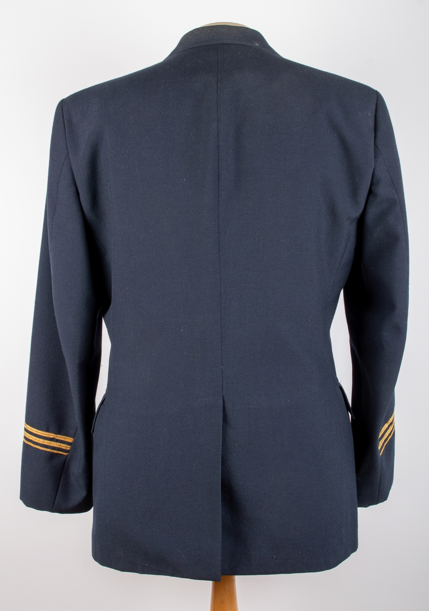 Uniformsjakke med tre gullstriper. En del av toglederuniform.
Størrelse 52.