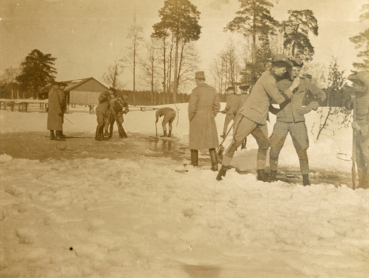 Soldater från Kavalleriskolan hämtar is.