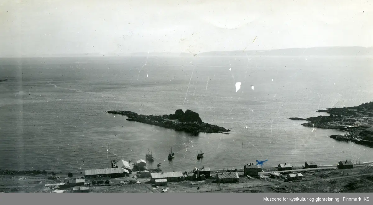 Kjelvik. Panoramabilde med bebyggelse og "Kjelen". 1947.