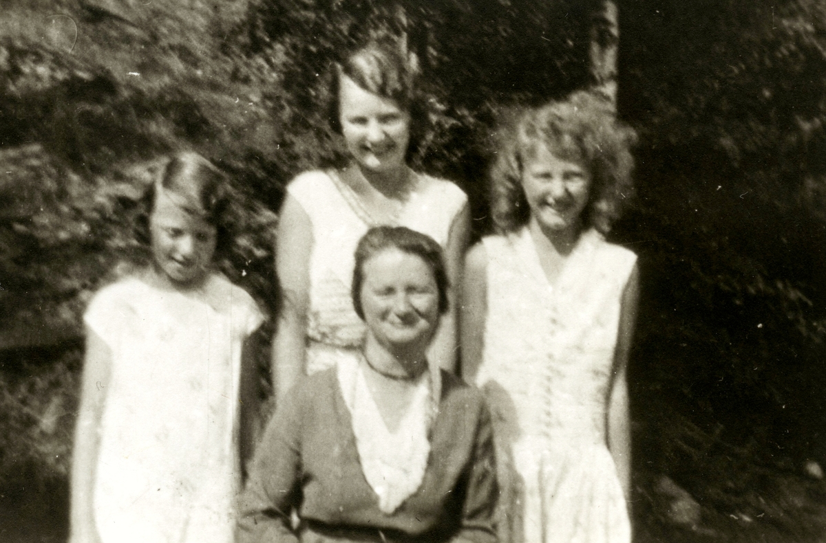 Karin Andersson (1897 - 1937) med sina tre döttrar, Livered 1:15 "Majas" cirka 1930. Stående från vänster: Astrid Andersson (1922 - 2011, gift Dahl), Ingrid Andersson (1918 - 2001, gift Skansing) och Märta Andersson (1920 - 1988, gift Nilsson).