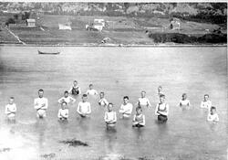 Lærere og elever på svømmekurs i fjæra på Alvestad.