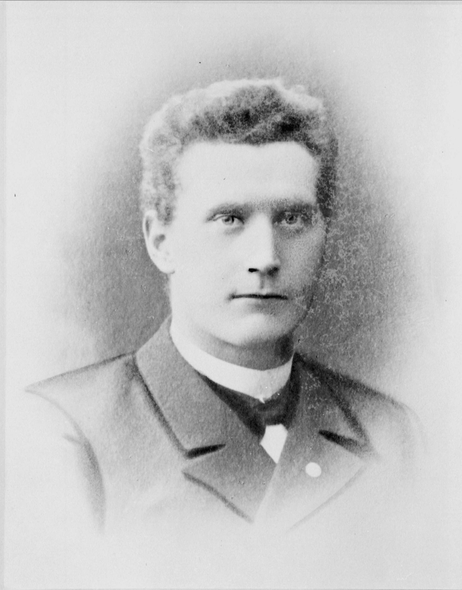 Portrett av Olaf E. Utnes, første formann i Harstad Jern og Metall.