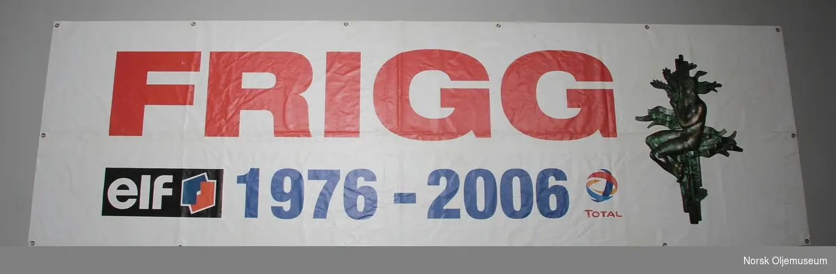 Banner som hang på helidekket til boligplattformen Frigg QP i forbindelse med nedstengingen av Friggfeltet.