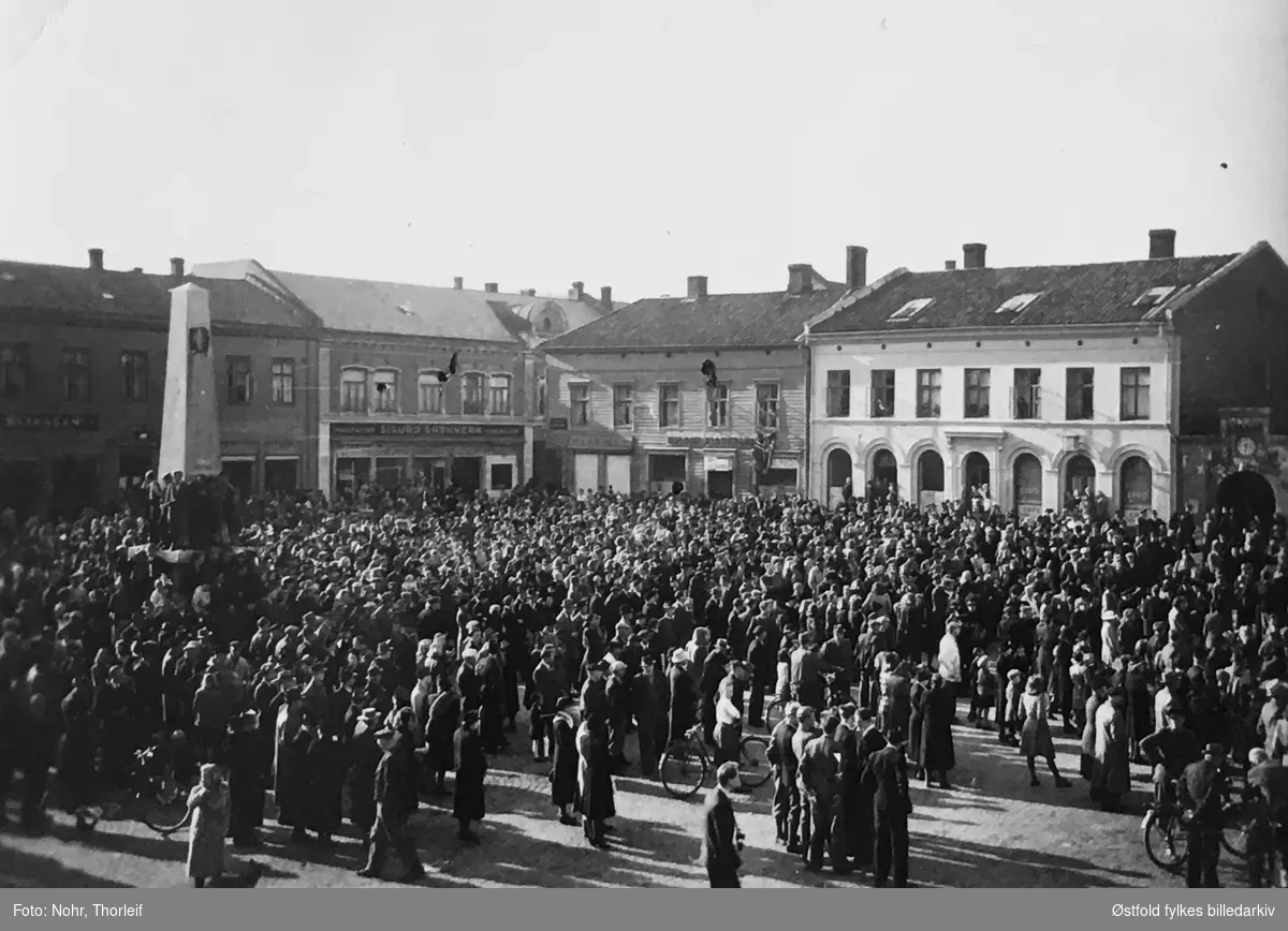 Frigjøringsdagene i Halden i mai 1945, etter andre verdenskrig. Folkemengde på torget i Halden. Folkejubel.