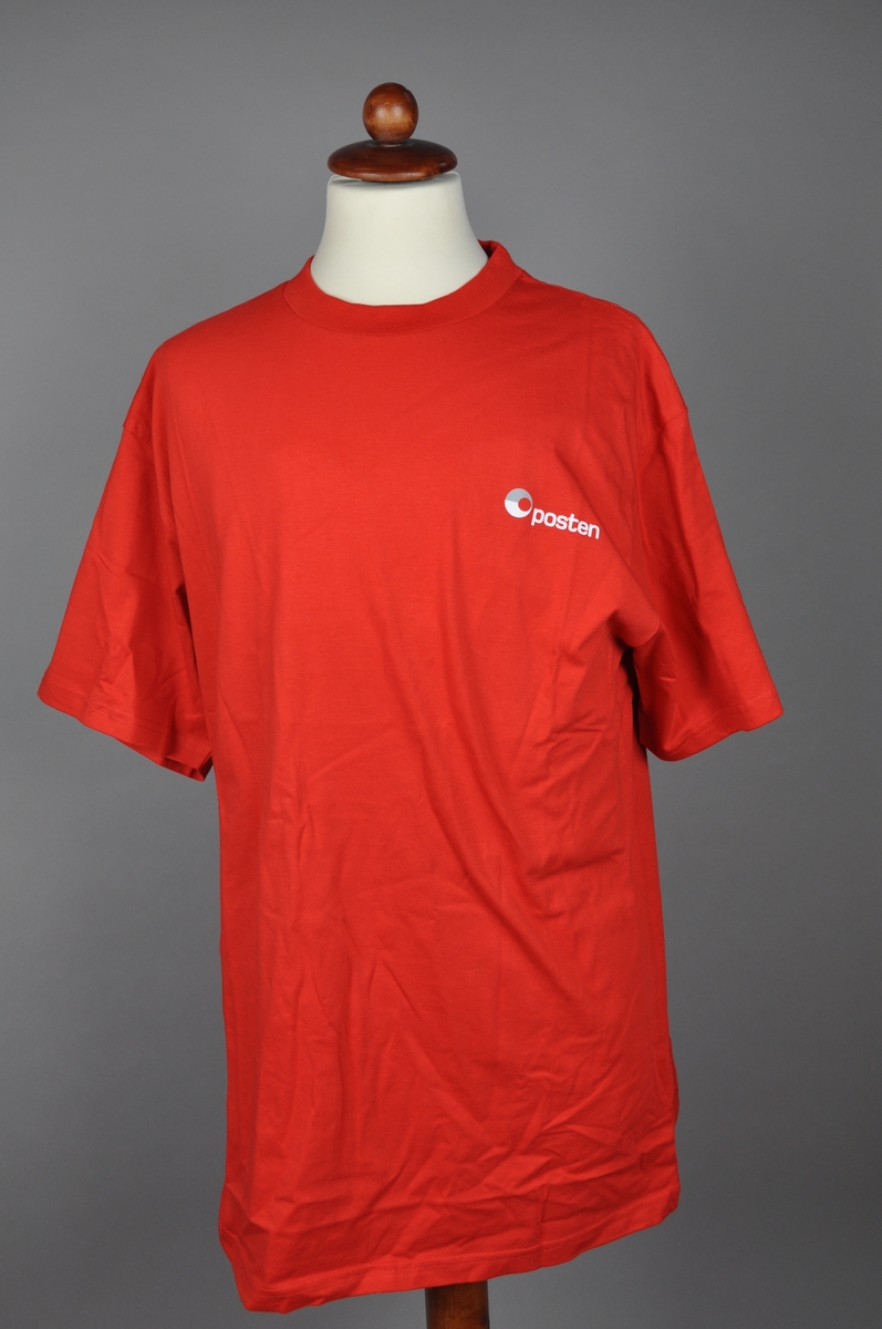Rød t-skjorte i bomull, størrelse Medium. Postenlogo trykt på venstre bryst.