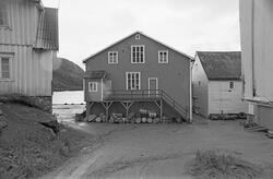 Bygninger i fiskeværet Nusfjord. Fiskebruk, kortveggen imot.