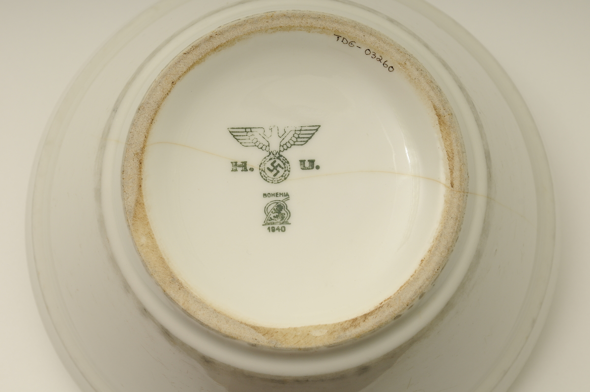Keramikkbolle brukt av den tyske okkupasjonsmakten under andre verdenskrig. I bunnen er det et stempel av Den tyske ørn.