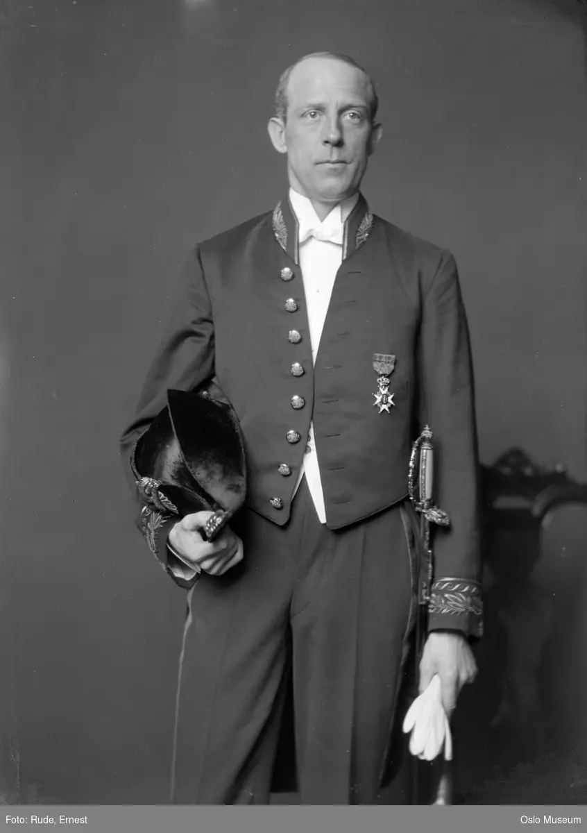 portrett, mann, forretningsnmann, svensk konsul, stående knefigur, uniform
