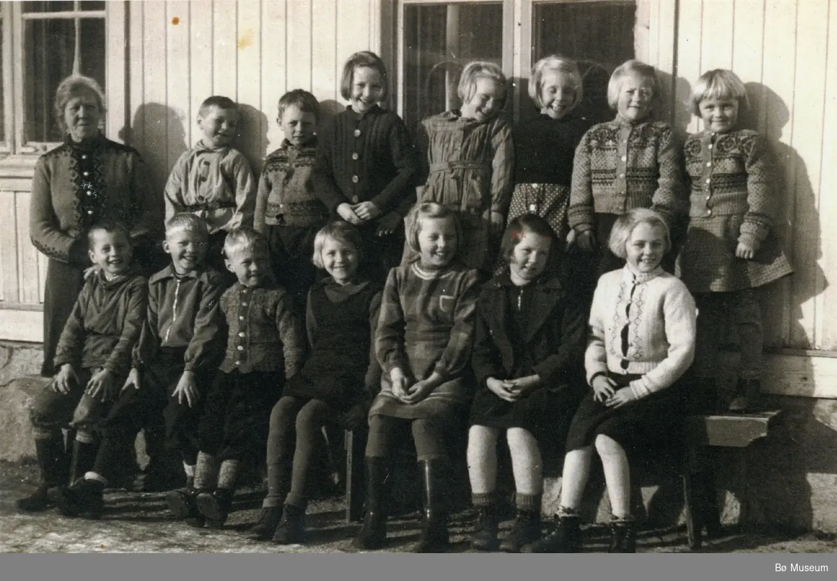 3. klasse på Bø skule i 1945.  Namn står på bilde 2.