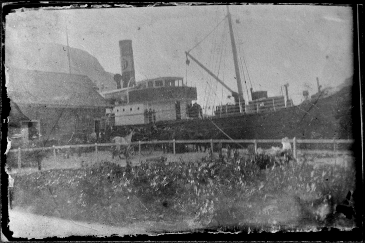 Dampskipkaien i Ølen, ca. 1915. Dampskip frå Hardanger Sunnhordlanske Dampskipsselskap (HSD) ligg til kai.