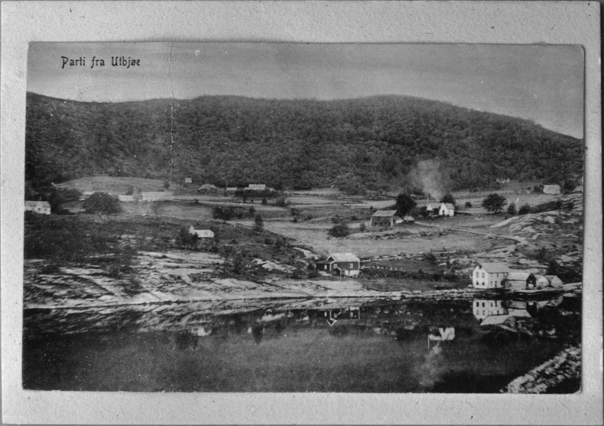 Landskap frå Utbjoa, 1910. Til høgre i biletet er den gamle krambua og kaien.