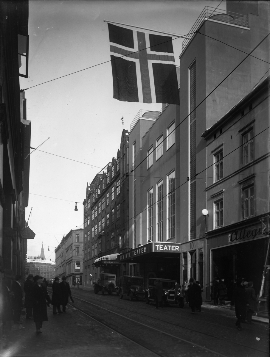 Et flagg vaier foran fasaden til Det Nye Teater.