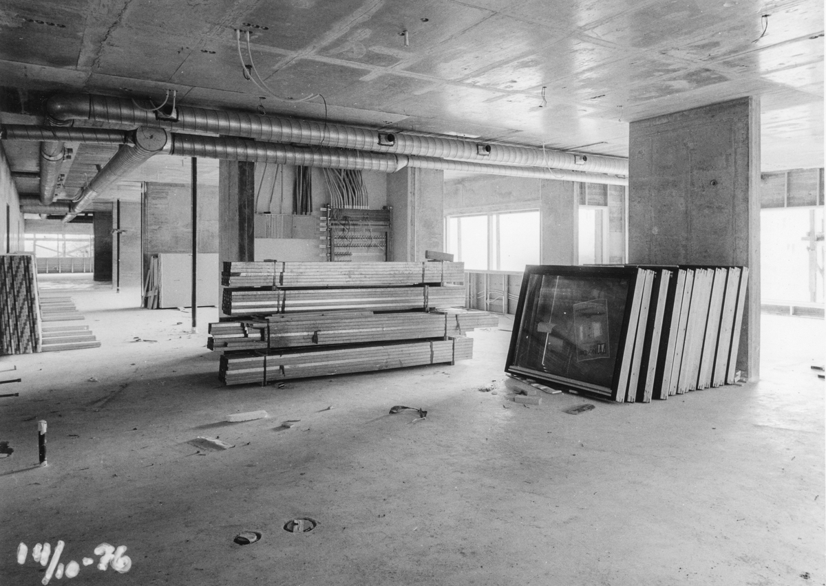 Bygginga av Odda sjukeheim i 1975-1976. Inne i ein av dei uferdige etasjane.