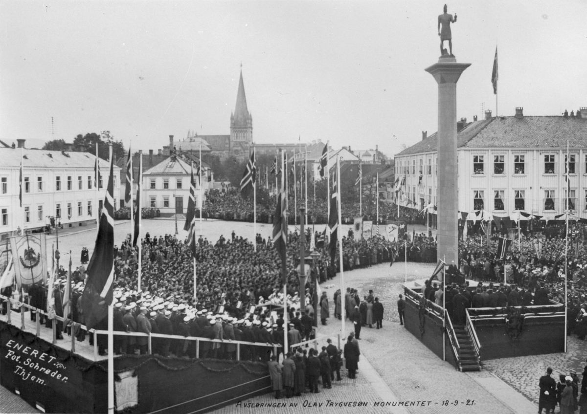 Avsløringen av Olav Tryggvason-statuen på Torget i Trondheim 18. 09. 1921