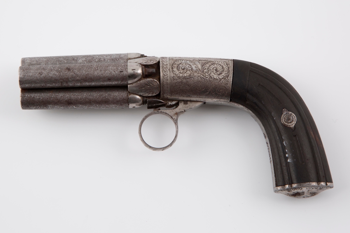 Fireløpet pistol, såkalt pepperboxpistol, hvor stålet er dekorert med siselert bladdekor. Skjeftet er i ibenholt.