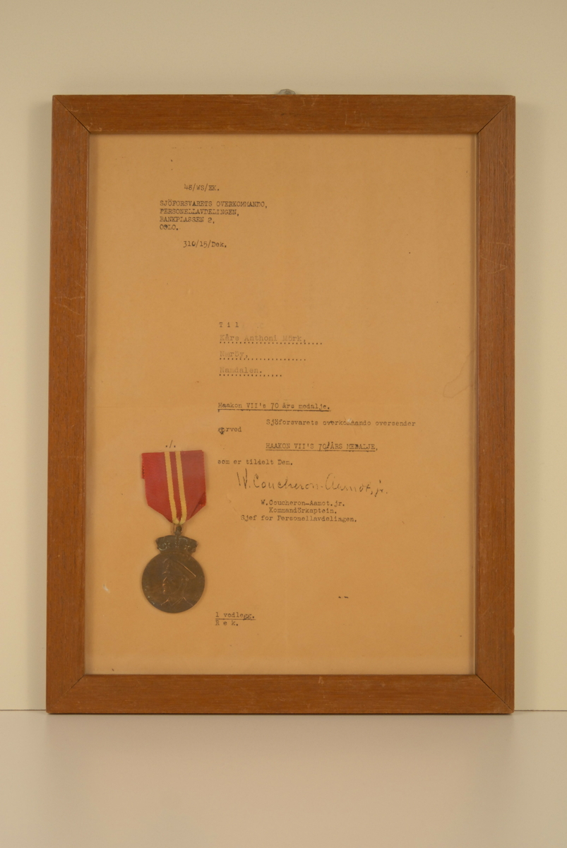Medaljen syner portrett av Kong Haakon i uniform.