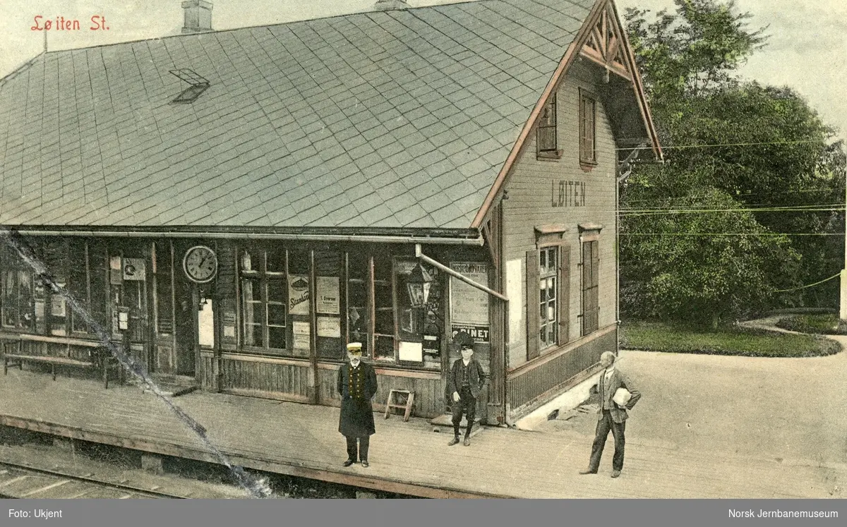 Løten Løiten) stasjon på Rørosbanen. Stasjonsmesteren på plattformen