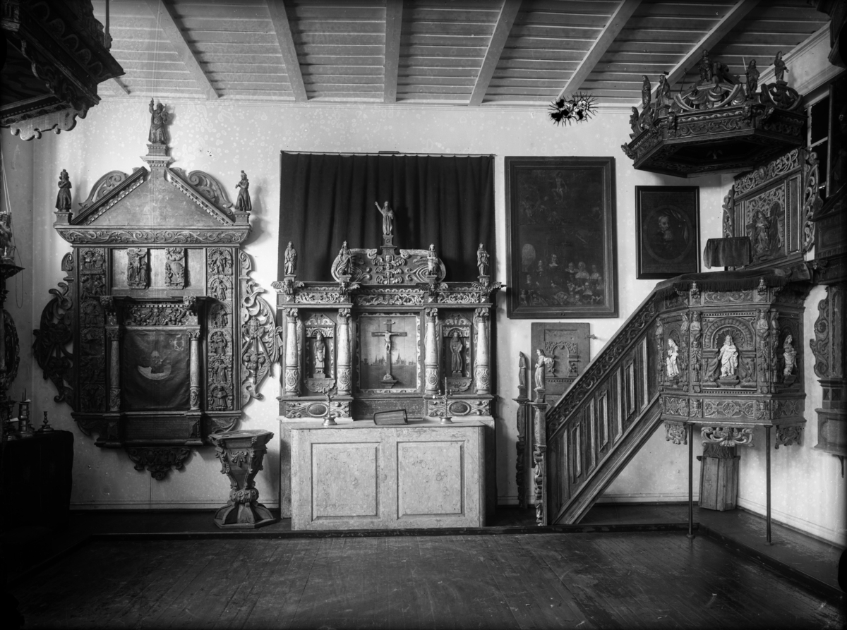 Norsk Folkemuseum, kirkeinteriører - altertavle og prekerstol fra ukjent sted.